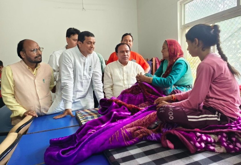 कैबिनेट मंत्री धन सिंह व सांसद बलूनी आपदा पीड़ितों से मिले