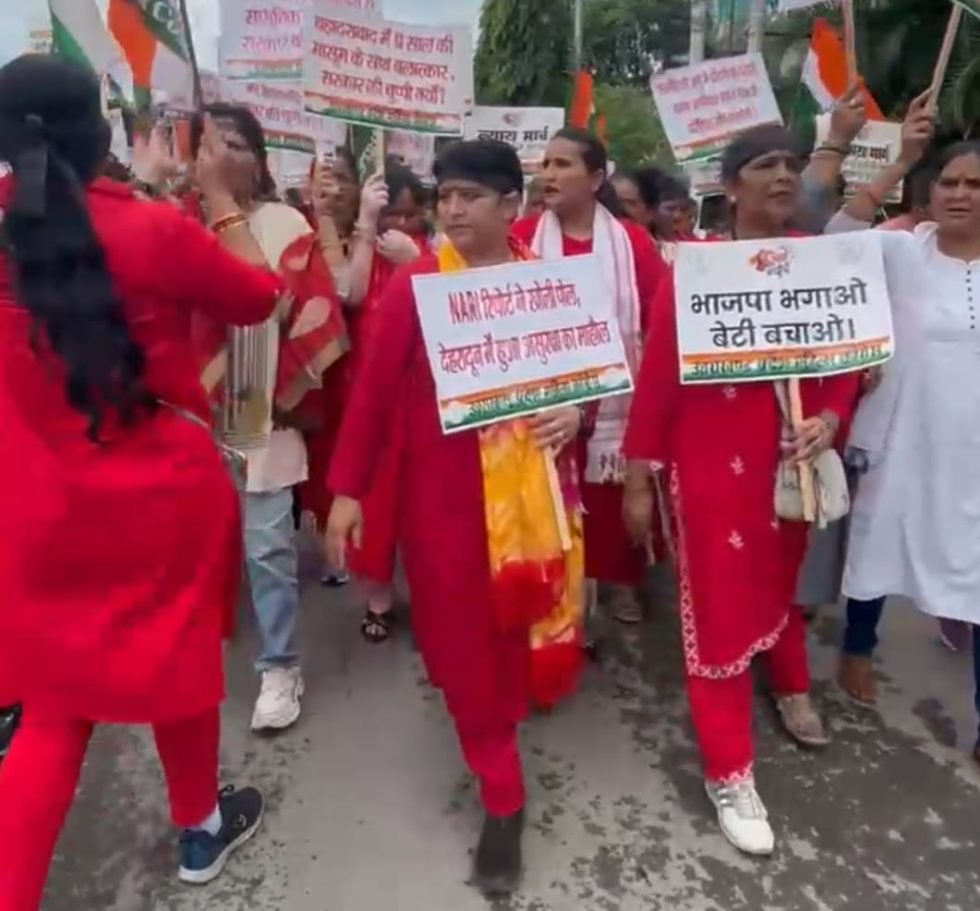 महिला कांग्रेस ने गोबर गोमूत्र से किया भाजपा मुख्यालय का शुद्धिकरण