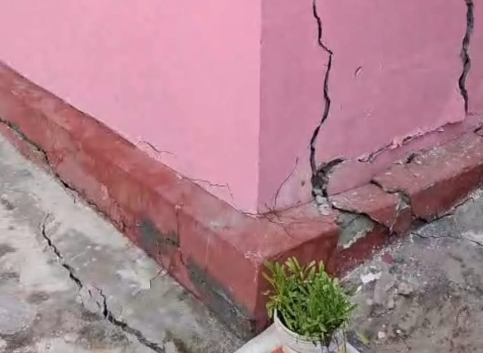 श्रीनगर में रेलवे सुरंग के निकट टीचर्स कॉलोनी में भूधंसाव