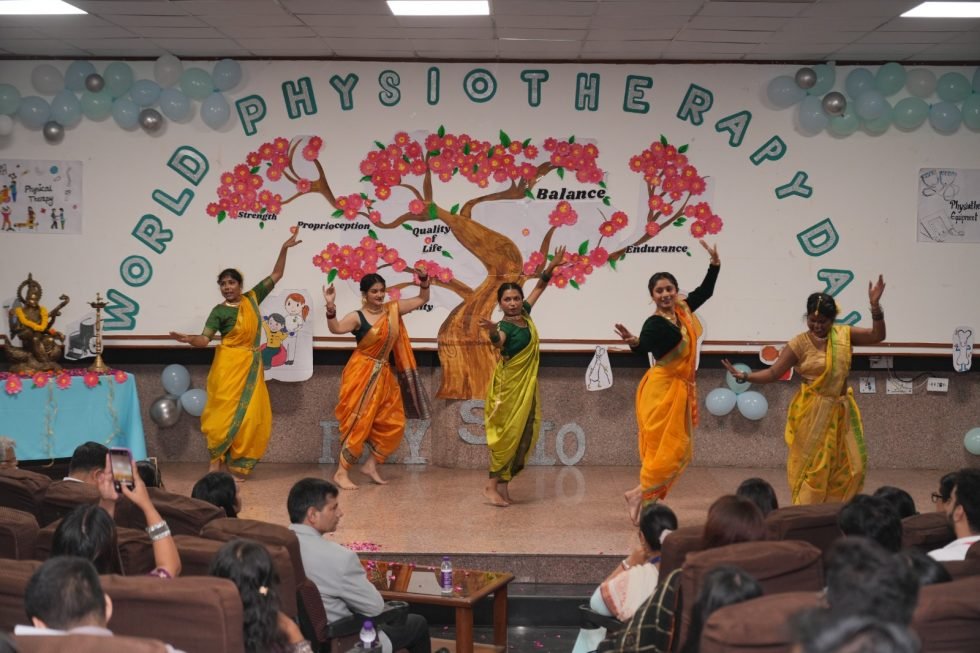 वर्ल्ड फिजियोथेरेपी दिवस पर पोस्टर प्रतियोगिता के विजेता सम्मानित