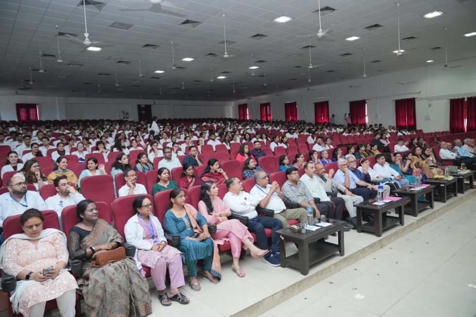 शिक्षा के क्षेत्र में उल्लेखनीय योगदान देने वाले शिक्षक सम्मानित