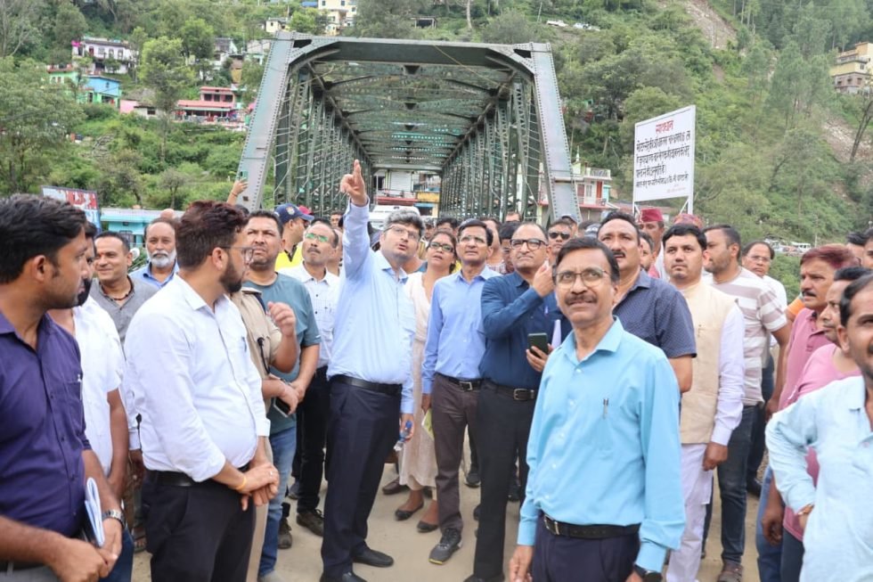 केंद्रीय टीम ने थराली में आपदा प्रभावित क्षेत्रों का हवाई सर्वेक्षण किया