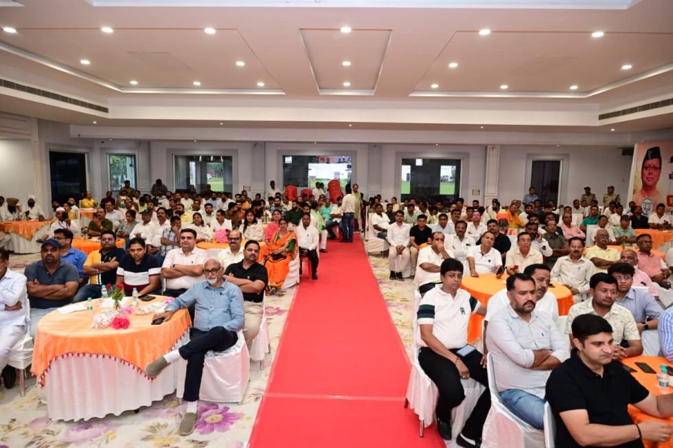 जनता को बतायीं सरकार की योजनाएं व उपलब्धि