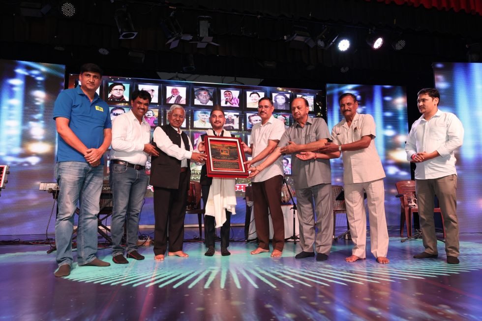 दिवंगत लोक कलाकारों के परिजन सम्मानित, पौधे भी लगाए