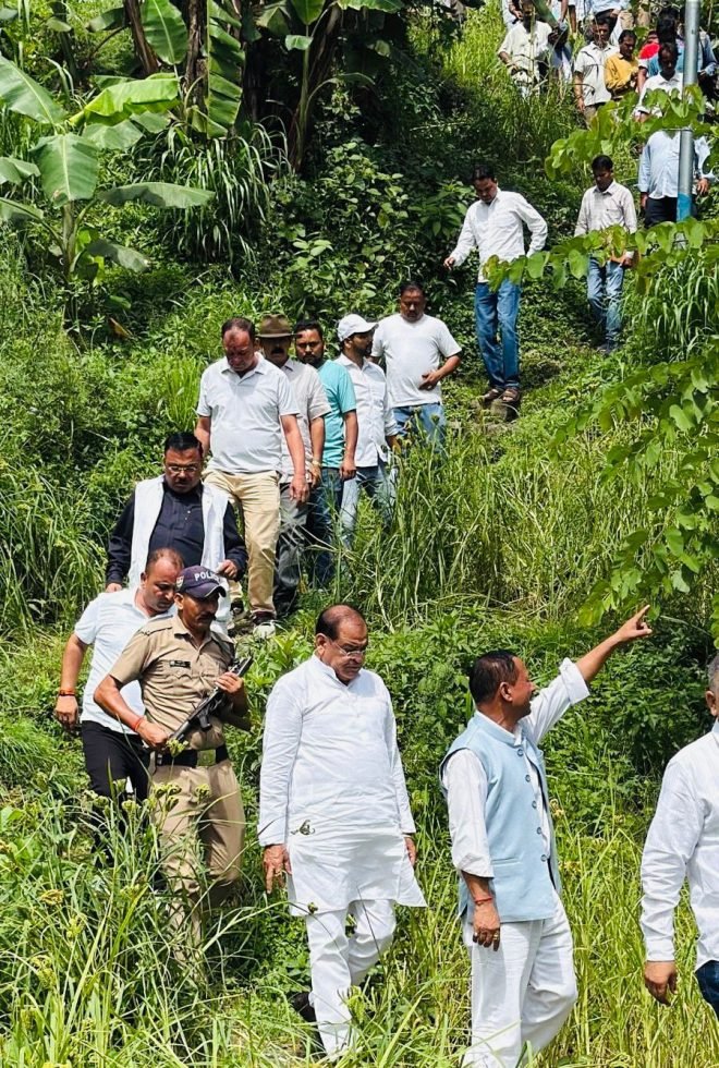 नेता विपक्ष ने कपकोट में आपदा पीड़ितों की सुनीं समस्या