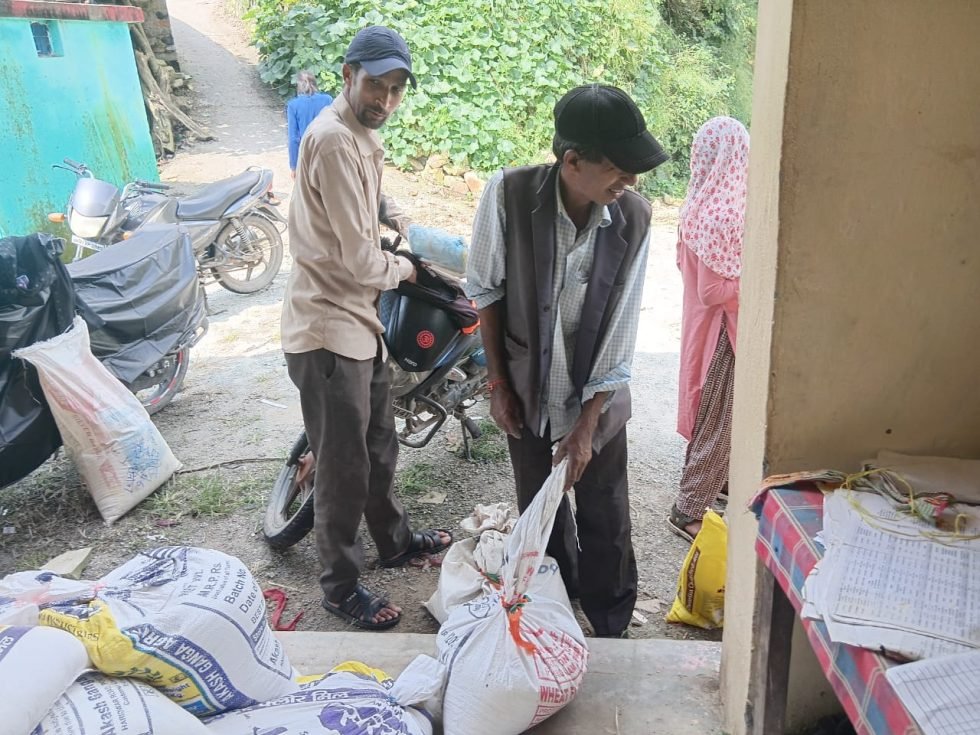 राहतः दून के आपदा प्रभावित गांवों में खाद्यान्न बंटा