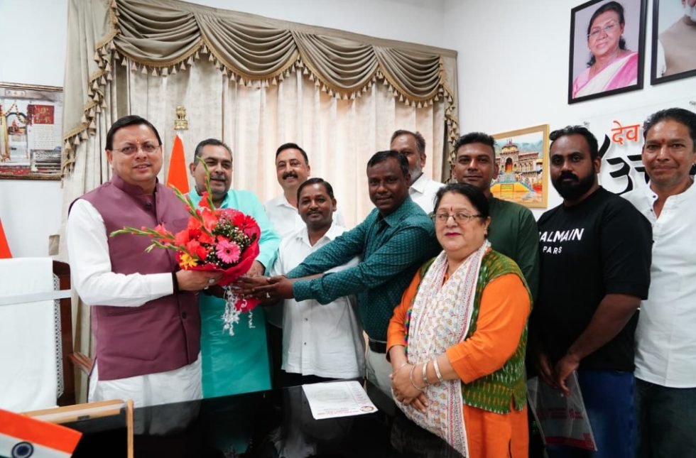 विधायकों की सीएम आवास दौड़ से राजनीति का पारा चढ़ा