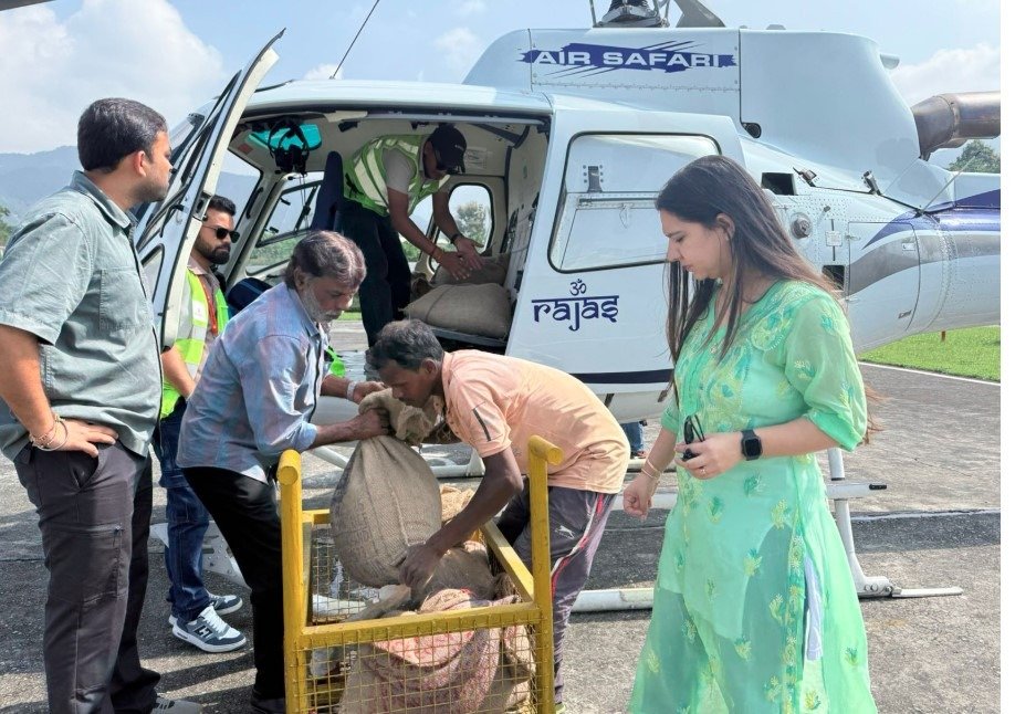 डीएम ने निभाया वादा, हेली से पहुँचा खाद्यान्न