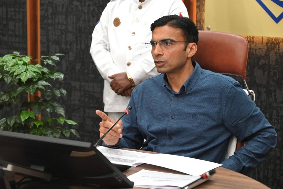 बिन माँ की चार निर्धन बेटियों को जिला प्रशासन ने दिया संबल