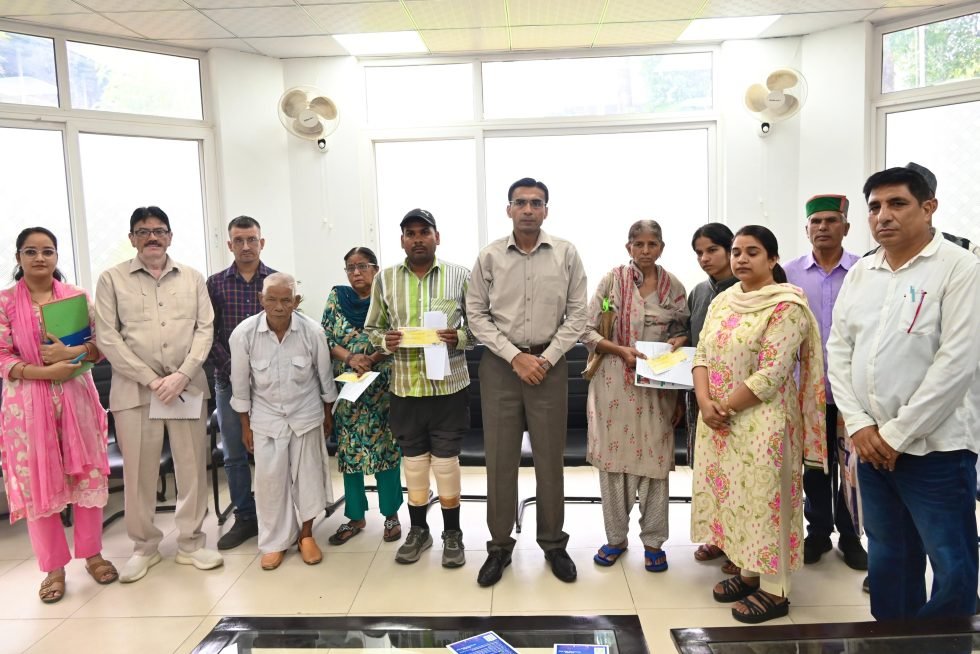 जिला प्रशासन ने असहाय और निर्बल लोगों को रायफल फंड से आर्थिक सहायता प्रदान की