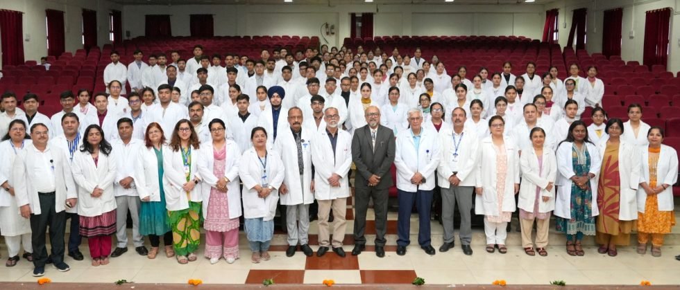 वाइट कोट सैरेमनी व चरक शपथ सम्पन्न