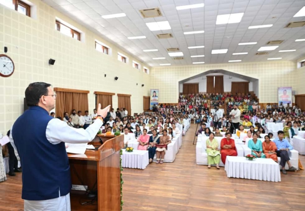 अंतरराष्ट्रीय बालिका दिवस पर मेधावी बालिकाओं को मिला स्मार्टफोन