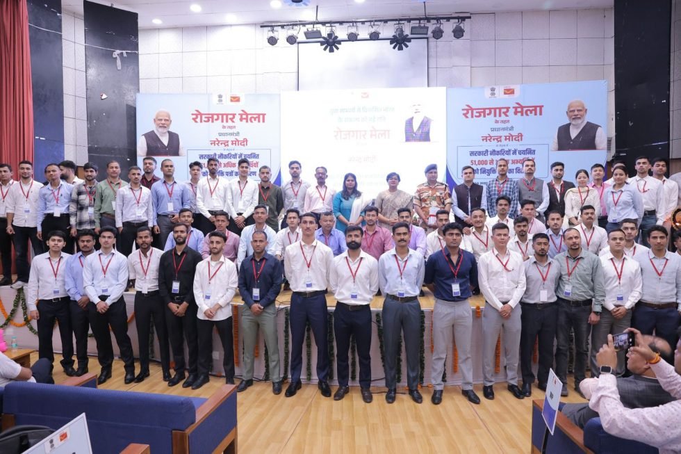 देहरादून मे 215 नव नियुक्त युवाओ को नियुक्ति पत्र मिले