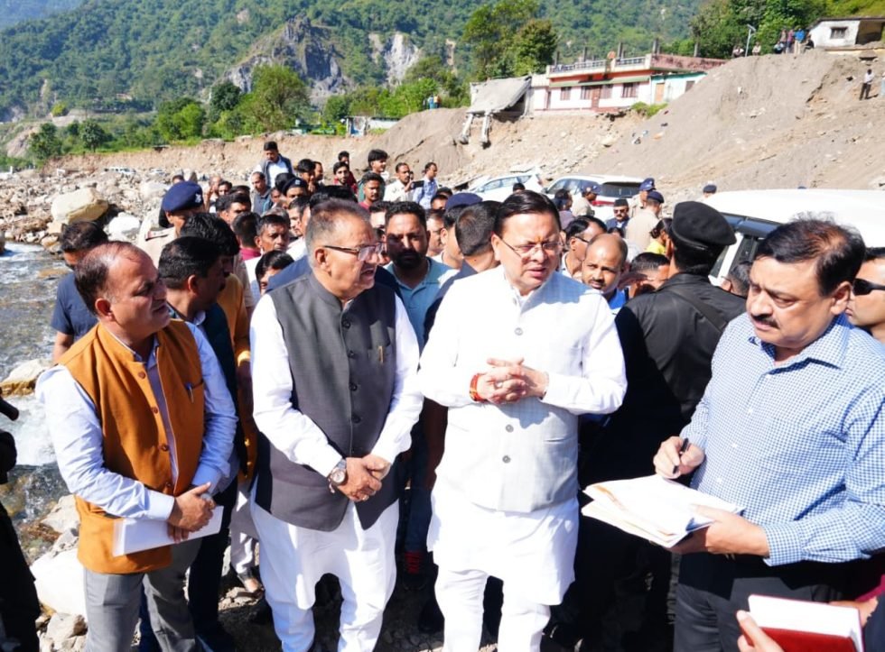 दीपावली पर्व पर आपदा प्रभावित गांवों में पहुंचे सीएम धामी