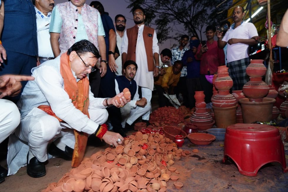 मिट्टी के दीये, बर्तन और पारंपरिक स्वदेशी उत्पादों की खरीदारी