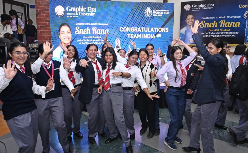 महिला वर्ल्ड कप जीतने पर ग्राफिक एरा में जश्न