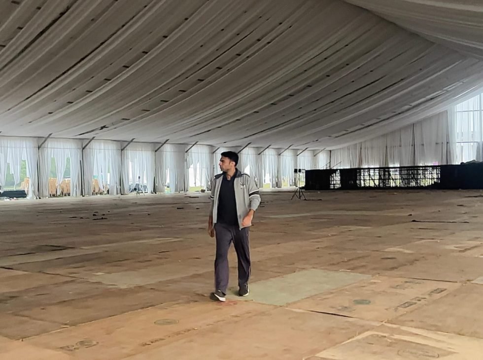 पीएम के कार्यक्रम की तैयारियों का डीएम ने तड़के किया निरीक्षण