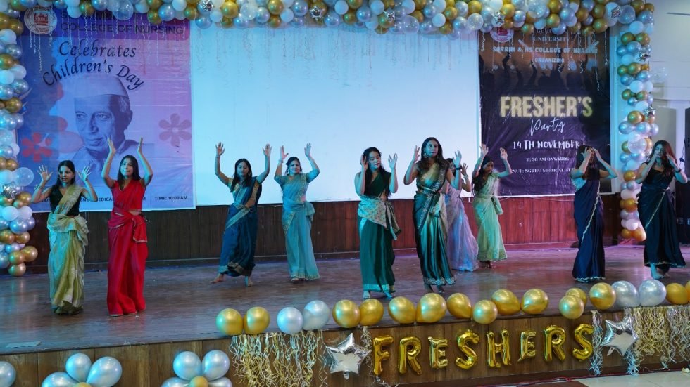 फ्रेशर्स पार्टी की धूम, नाच-गाने पर थिरके स्टूडेंट्स