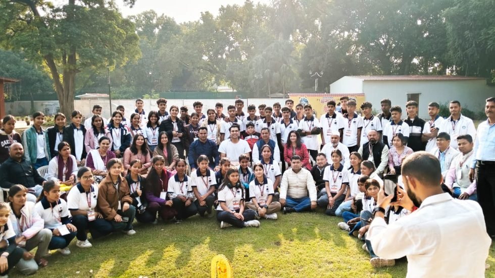 मेधावी छात्र छात्राएं सांसद बलूनी व गायक जुबिन नौटियाल से मिले