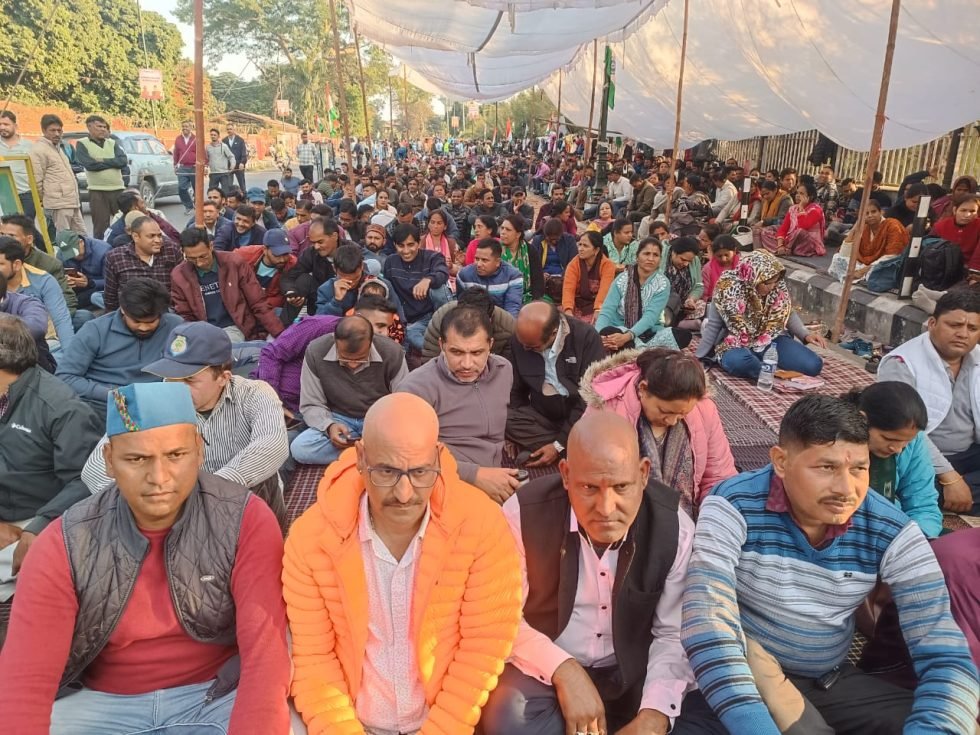 उपनल कर्मियों का आंदोलन दसवें दिन भड़का