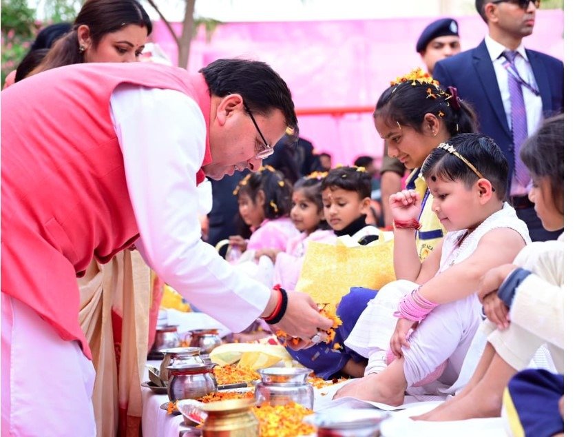 संतो की दिव्य उपस्थिति मन और आत्मा में नई ऊर्जा भरती है-धामी