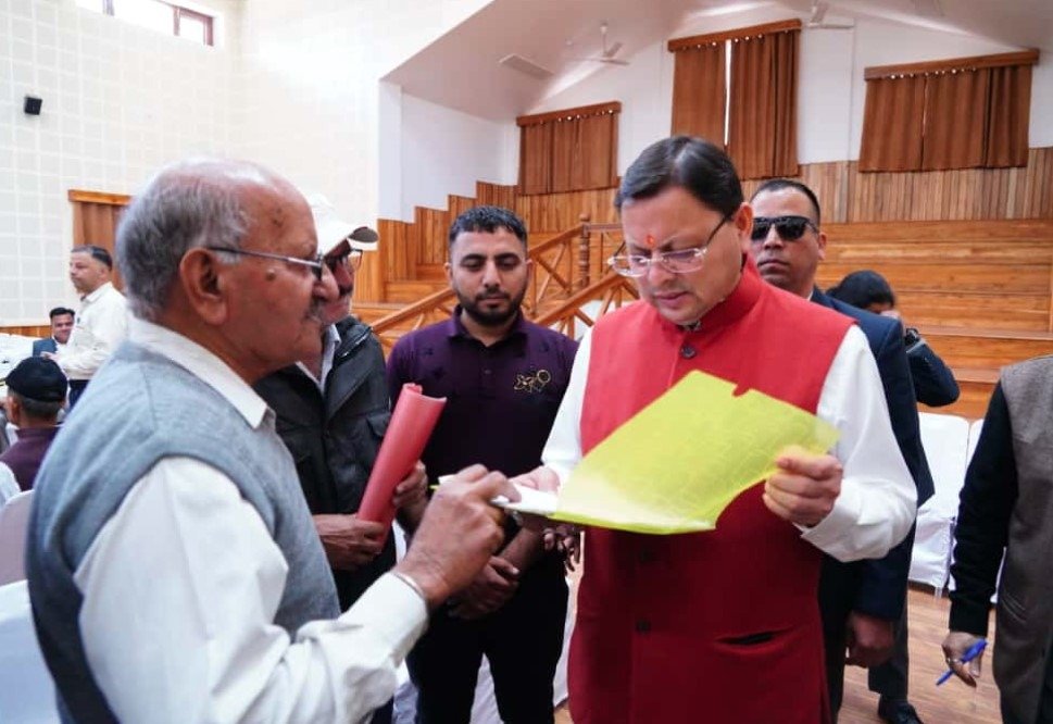 मुख्यमंत्री ने जनता मिलन कार्यक्रम में सुनी जन समस्याएं