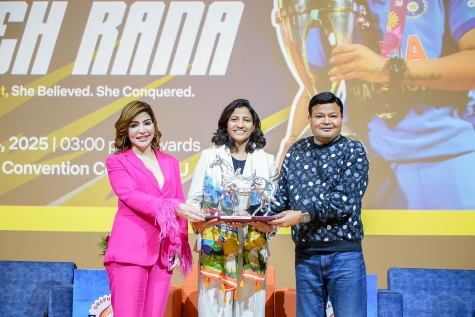 ग्राफिक एरा में वर्ल्ड चैम्पियन स्नेह राणा पर फूलों की बारिश