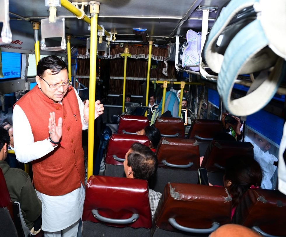 सीएम ने आईएसबीटी में गंदगी देख लगाई फटकार,खुद पकड़ी झाड़ू