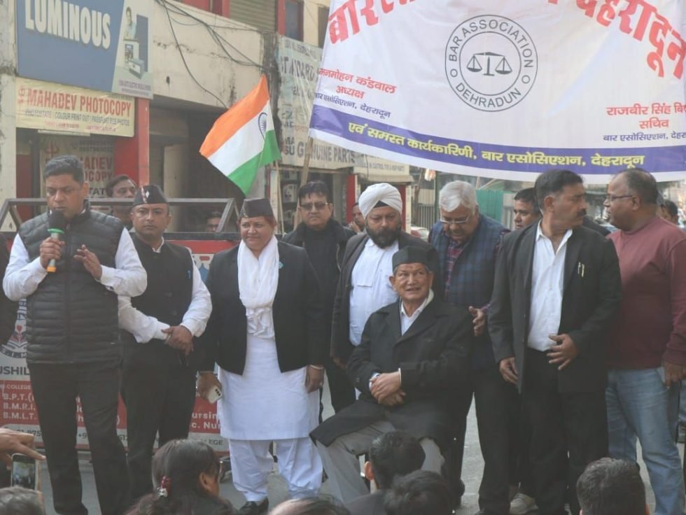 सड़कों पर उतरे सैकड़ों अधिवक्ता, आंदोलन को किया और तेज