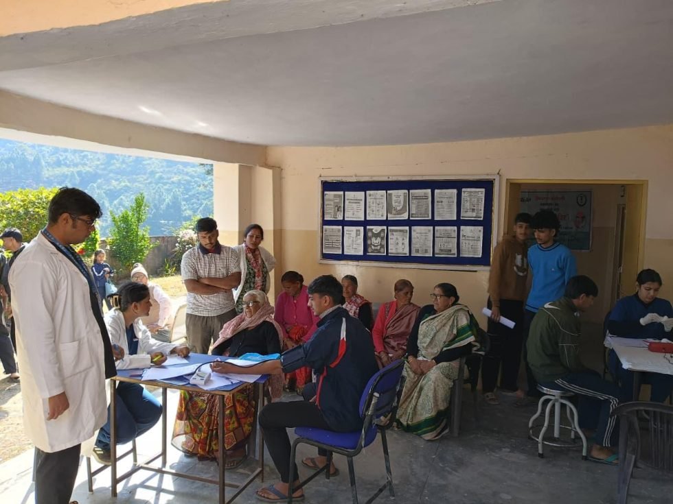 पौड़ी के सुदूर गांव में हिम्स जौलीग्रांट ने लगाया स्वास्थ्य शिविर