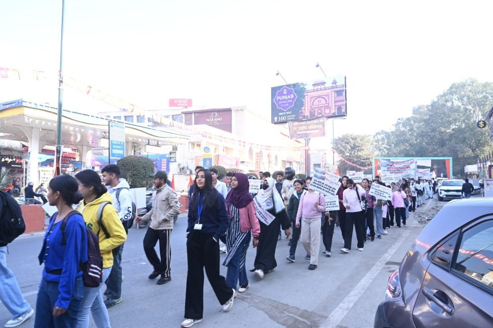 एचआईवी/एड्स के खिलाफ जागरूकता रैली निकाली