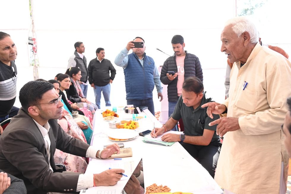 डीएम के निर्देश पर 24 घंटे में शिक्षिका की तैनाती