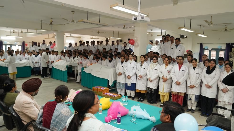 एमबीबीएस बैच के नवप्रवेशी स्टूडेंट्स के लिए कैडैवरिक ओथ का आयोजन