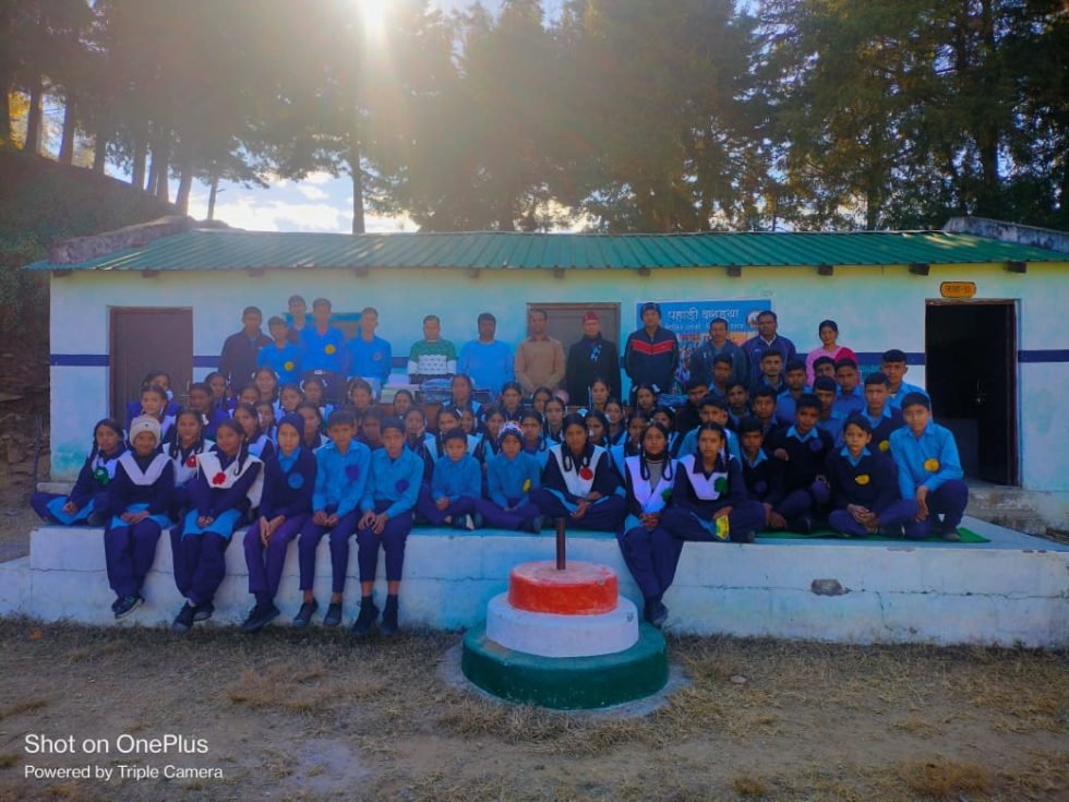 दो विद्यालयों में वितरित की शैक्षणिक सामग्री व फर्नीचर