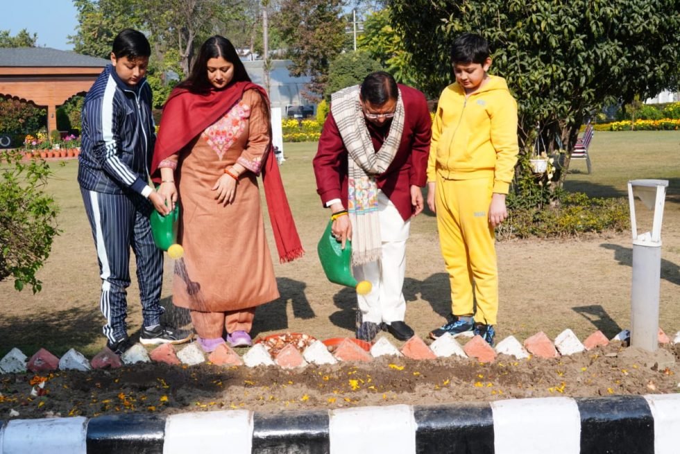 मुख्यमंत्री ने सपरिवार ट्यूलिप के बल्ब रोपे